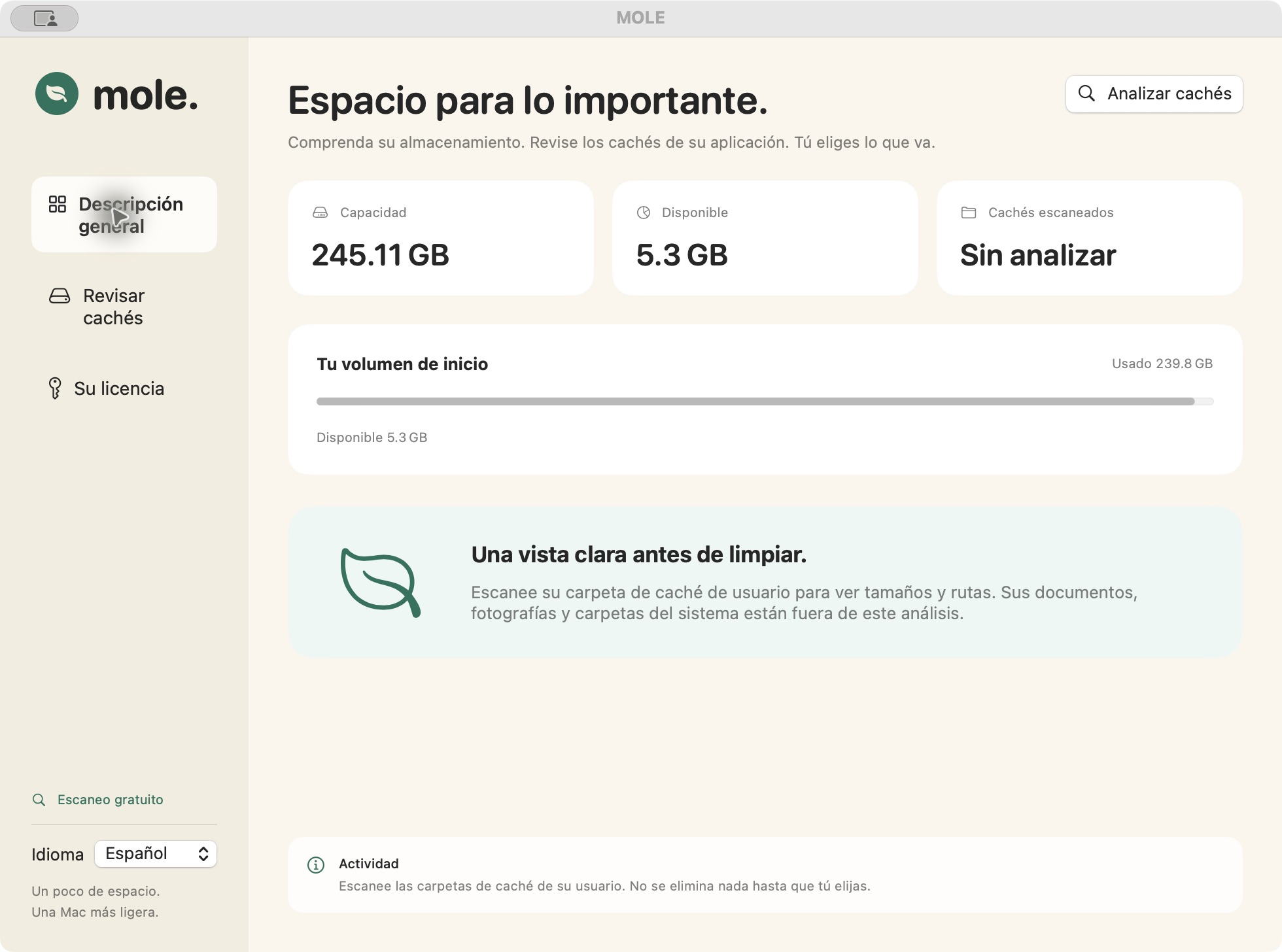 Aplicación nativa para Mac MOLE que muestra la capacidad del disco, el espacio disponible y un resumen del escaneo de caché.